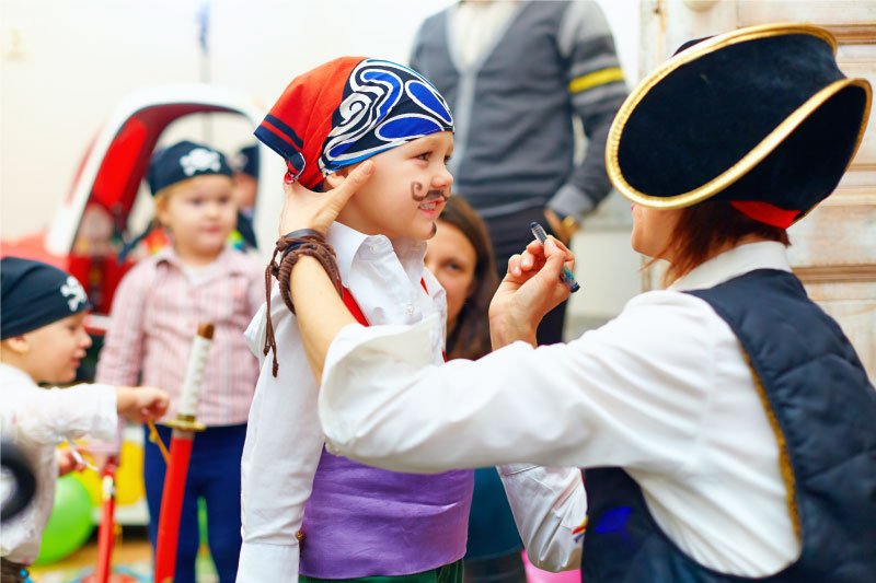 Bild von Kindern, die als Piraten geschminkt werden